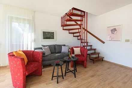 Sitzgruppe mit Treppe zum Obergeschoss