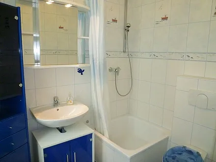 Modernes Bad mit Dusche, WC und Fenster, chice Fliesen mit maritimem Motiv