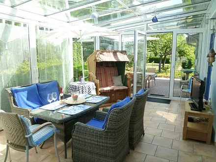 Großer Wintergarten mit Strandkorb inmitten einer idyllischen Umgebung auf 1300m² Grundstück