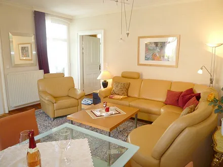 Wohnzimmer, stilvolles Ambiente, mit Zugang zum Wintergarten