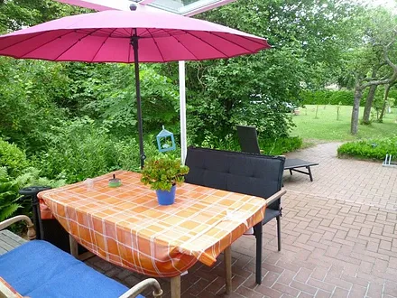 Überdachte Terrasse im Grünen, Platz für Ruhe und Erholung