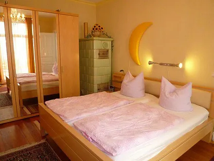 Exklusives Schlafzimmer in Ahorn mit komfortablem Doppelbett und großem Schrank