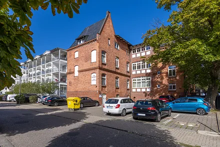 Der Parkplatz am Haus.