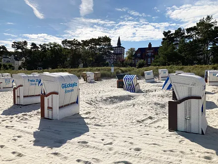 Für Sie ist ein Strandkorb von Mai bis September am Strand vor der Villa reserviert.