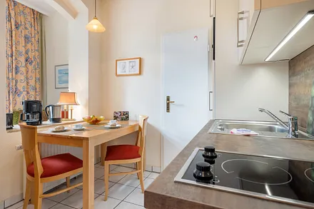 Die Küchenzeile bietet Ihnen 2-PlattenCeranfeld, Kaffeemaschine, Wasserkocher  ...