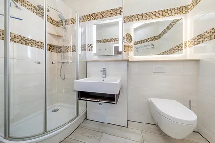 Das schöne Bad bietet Ihnen ...