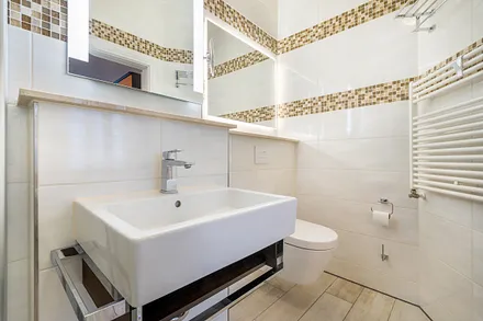 ... Dusche, WC und Handtuchtrockner.