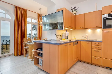 Die Küchenzeile ist komplett ausgestattet ...