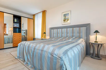 Sie haben viel Stauraum im großen Kleiderschrank.