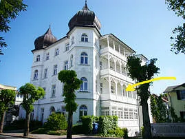Der Pfeil weist auf Ihren Balkon in der Villa Metropol.
