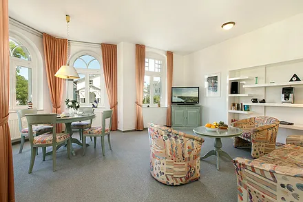 Im Wohnzimmer steht Ihnen ein großer Flat-TV, WLAN und Radio zur Vefügung. Die Couch hat Schlaffunktion für 1-2 Personen.