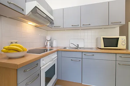 Die Küche ist komplett ausgestattet mit Geschirrspülmaschine, Kühl-Gefrier-Kombination, Backofen etc.