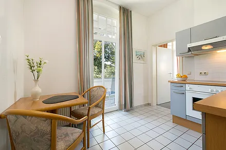 Tisch und Stuhl sind nicht mehr in der Küche. An dem Platz steht nun die Kühl-Gefrierkombination.