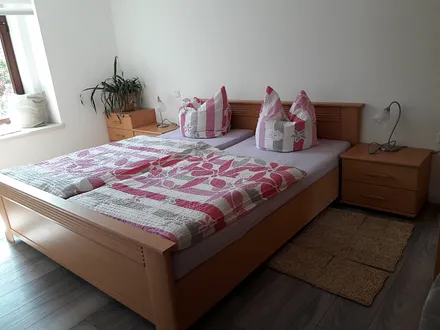 Schlafzimmer mit Doppelbett