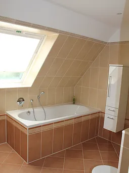 Großes Bad mit Wanne, Dusche, WC