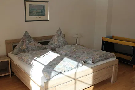 Schlafzimmer mit Balkon, Kinderreisebett begehbarer Kleiderschrank