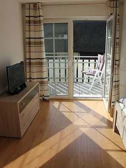 Schlafzimmer mit Balkon, Kinderreisebett, TV