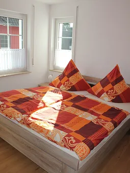 Schlafzimmer mit großem Kleiderschrank