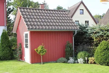 Gartenhaus mit Bollerwagen