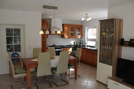 großer Eßtisch, Blick zur Küche