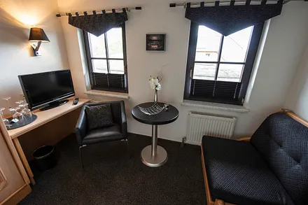 kleine Sitzgruppe sowie eine zusätzliche Aufbettungsmöglichkeit (Schlafsessel)