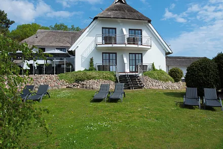 Sonnenliegen im Garten, mit Blick auf den Selliner See