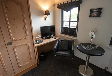 Detailansicht Einzelzimmer, hier Sitzgruppe, Minibar, Kleiderschrank