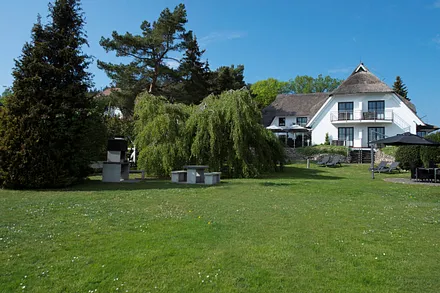 Garten vor unserer Pension, direkt angrenzend an den Selliner See, mit Grillplatz 