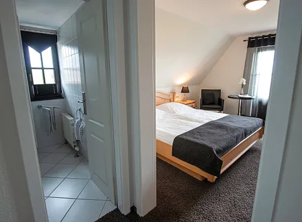 Blick von Ihrem Flur ins Zimmer sowie in das Bad