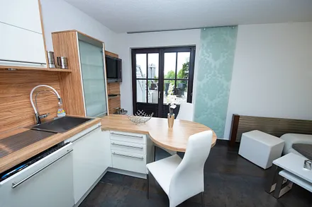 moderne Einbauküche mit Eßbereich