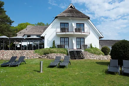 Garten mit Liegen, mit direktem Blick auf den Selliner See