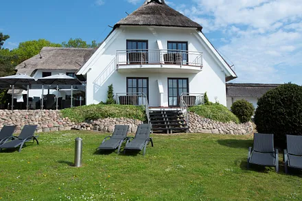 Garten mit Liegen, mit direktem Blick auf den Selliner See