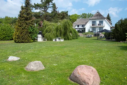 Garten mit Liegen, mit direktem Blick auf den Selliner See, mit Grillplatz