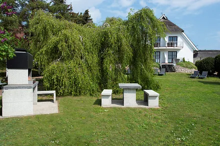 Garten vor unserer Pension, direkt angrenzend an den Selliner See, mit Grillplatz 