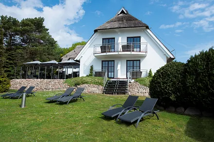 Garten mit Liegen, mit direktem Blick auf den Selliner See