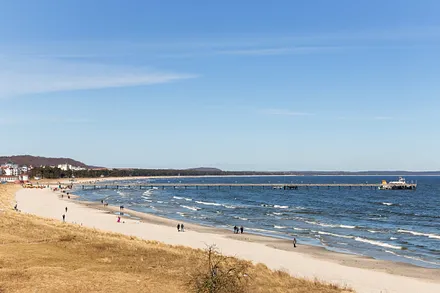 Fanny`s Meerblick erstreckt sich weithin über die Bucht, über Seebrücke und Kreidefelsen von Saßnitz.