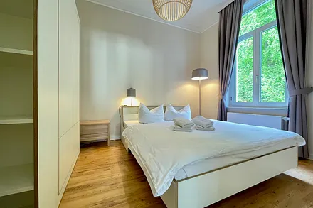 Das Schlafzimmer bietet ein komfortables Doppelbett und einen großen Kleiderschrank.
