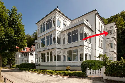 Der Pfeil zeigt auf Ihre Loggia, in der sich der Eßplatz mit wunderbarem Meerblick befindet.