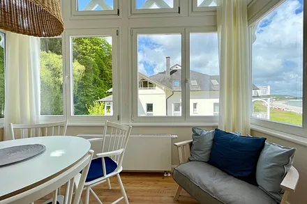 Hier der Blick in die Loggia mit Eßplatz und Meerblick. WLAN ist in der Fewo kostenfrei verfügbar.