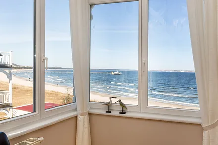 Schon beim entspannten Frühstück genießen Sie den Blick aufs Meer!