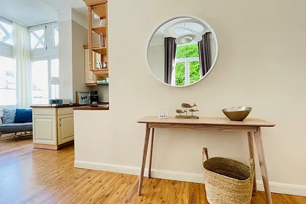 Hier der Blick Richtung Küchenzeile und Meer.