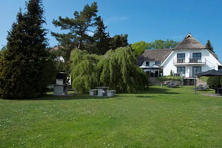 Garten vor unserer Pension, direkt angrenzend an den Selliner See, mit Grillplatz 