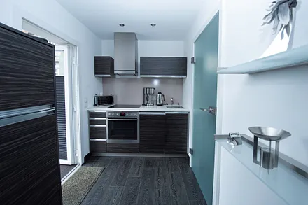 Blick in den Küchenbereich, mit moderner Einbauküche