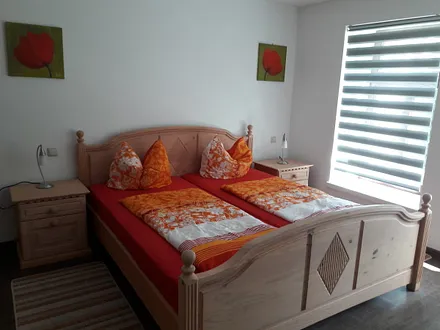 Schlafzimmer 1 mit Doppelbett und Schlafsofa
