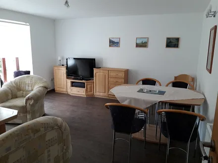 Wohzimmer mit Esstisch