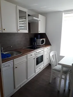 Küche mit Spülmaschine