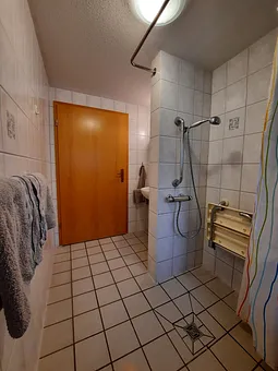 Bad mit behindertengerechter Dusche