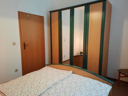 Großer Kleiderschrank im Schlafzimmer