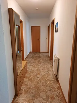 Flur mit Blick vom Eingang auf die kleine Abstellkammer