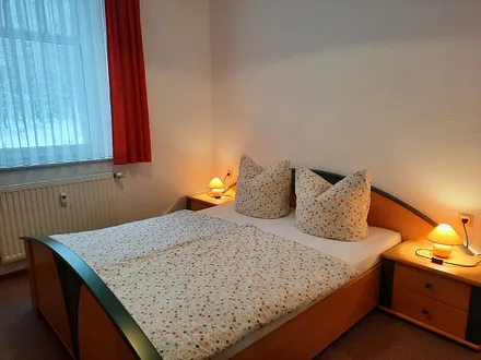 Schlafzimmer mit Blick in den Buchenwald